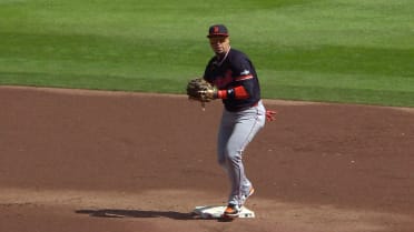 Javier Báez's great pick starts a nifty double play