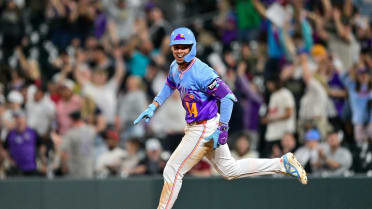 Tovar walks off the Giants with his second homer (4)