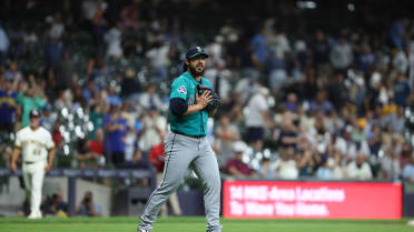 Andrés Muñoz secures his 100th save with the Mariners
