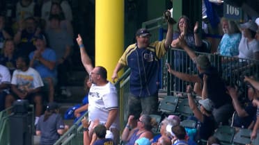 Fan makes terrific catch on a Nolan Gorman foul ball