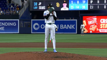 Eury Pérez strikes out Jake Cronenworth