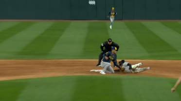William Contreras catches runner stealing 2nd base
