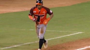 De la Cruz impulsa tras recibir base por bolas