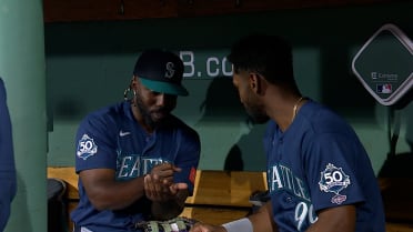 Montes and Arozarena play 'Rock, Paper, Scissors'