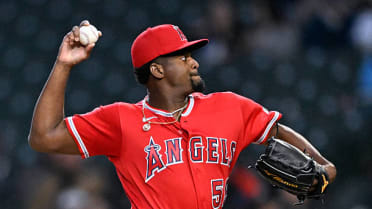 José Soriano paints the corner to fan Dansby Swanson