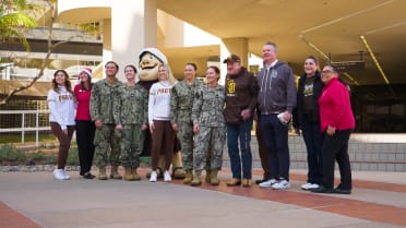 Padres, Randy Jones bring holiday cheer to patients