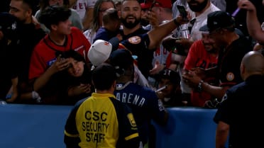 Randy Arozarena signs autographs in the 5th