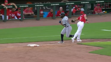 Wenceel Pérez is safe at first, call confirmed