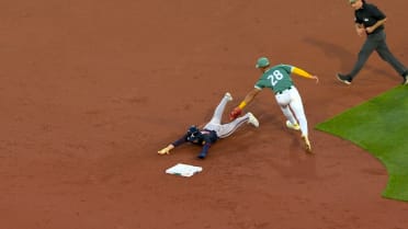 Carlos Narváez nabs Nick Allen after review