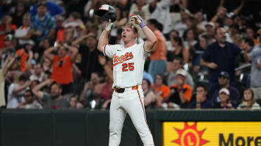 Pete Alonso hits foul ball after review in the 7th