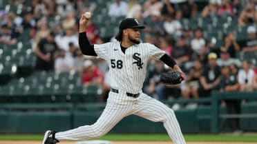 Luis Castillo fans Elly De La Cruz