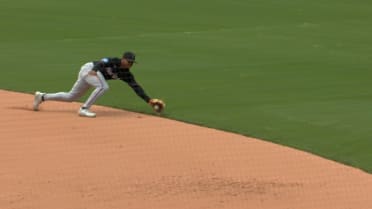 Xavier Edwards detiene de clavado