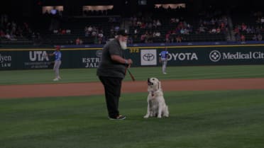 Dizzy performs the ceremonial first fetch