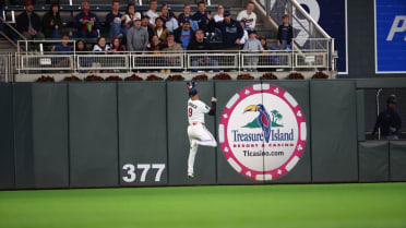 Increíble atrapada en carrera de Larnach 