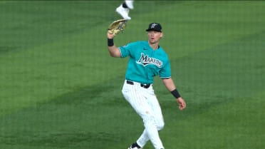 Kyle Stowers atrapa la pelota deslizándose
