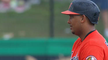 Samuel Basallo empuja 3 con doble