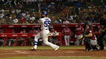 Michael De La Cruz empuja con triple