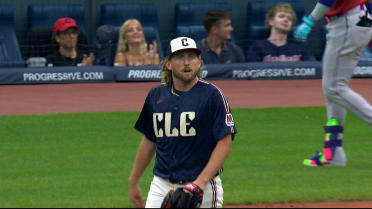 Tanner Bibee receta ponche a Ketel Marte