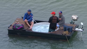Fans enjoy Mets, Giants matchup from floating hot tub