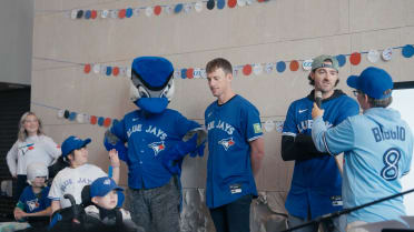 Gausman, Bassitt visit Holland Bloorview Hospital