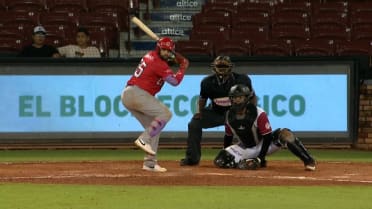 Michael De La Cruz empuja 3 con jonrón