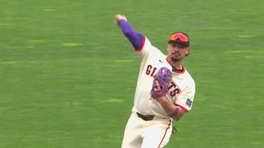 Willy Adames gira y hace un tiro para el out