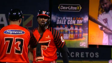 Eloy Jiménez dispara un triple