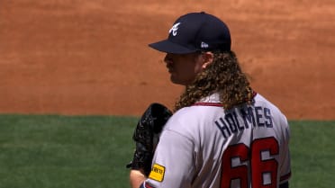 Holmes sale de aprieto con bases llenas 