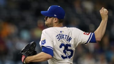 Chris Stratton closes out Royals' win