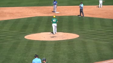 Aaron Civale poncha a Leonardo Reginatto