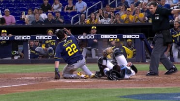 Christian Yelich steals home in the 6th