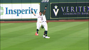 Jason Heyward secures the catch after review