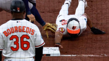 Kai-Wei Teng picks off Jeremiah Jackson after review