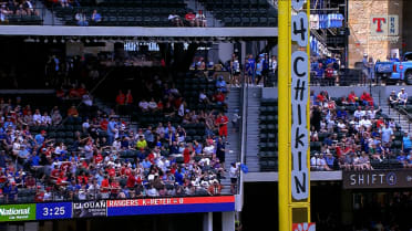 Willson Contreras narrowly misses homer after review