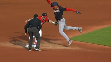 Ángel Martínez y Travis Bazzana retiran a James Wood
