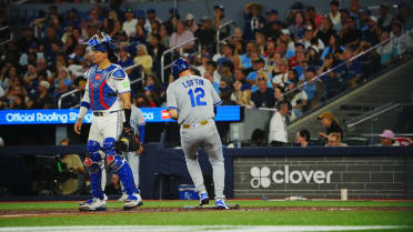 Nick Loftin anota una carrera tras un error