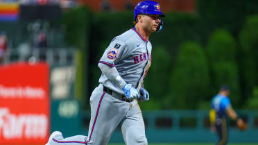 Pete Alonso pega jonrón en solitario