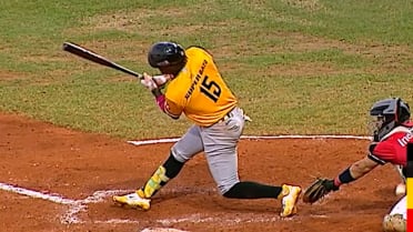 Alex Colomé sale de aprietos con ponche 