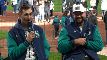 Mariners meet with fans at Mariners FanFest