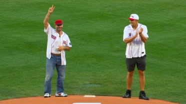 Gronkowski, Edelman throw out the first pitch