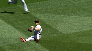 Jung Hoo Lee's smooth sliding catch