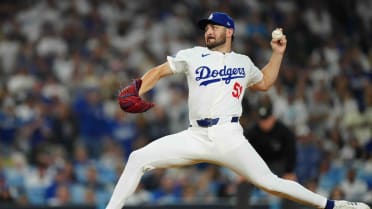 Alex Vesia exits in 8th inning with apparent injury