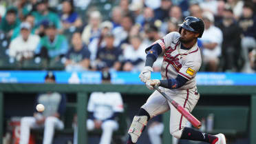 Ozzie Albies extends hitting streak to 17 games