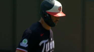 Trevor Larnach remolca a Víctor Caratini 