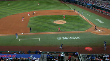 Kumar Rocker termina la 5ta entrada con doble play