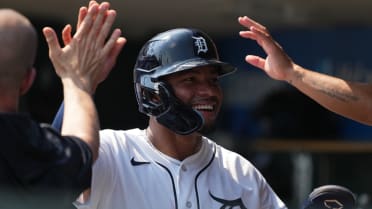 Wenceel Pérez scores on fielder's choice