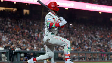 Bryce Harper impulsa 2 con hit