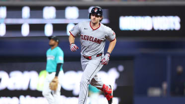 Chase DeLauter pega jonrón solitario