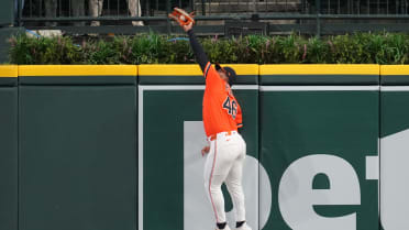 Wenceel Pérez robs a home run