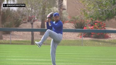 Edwin Díaz throws with his new teammates